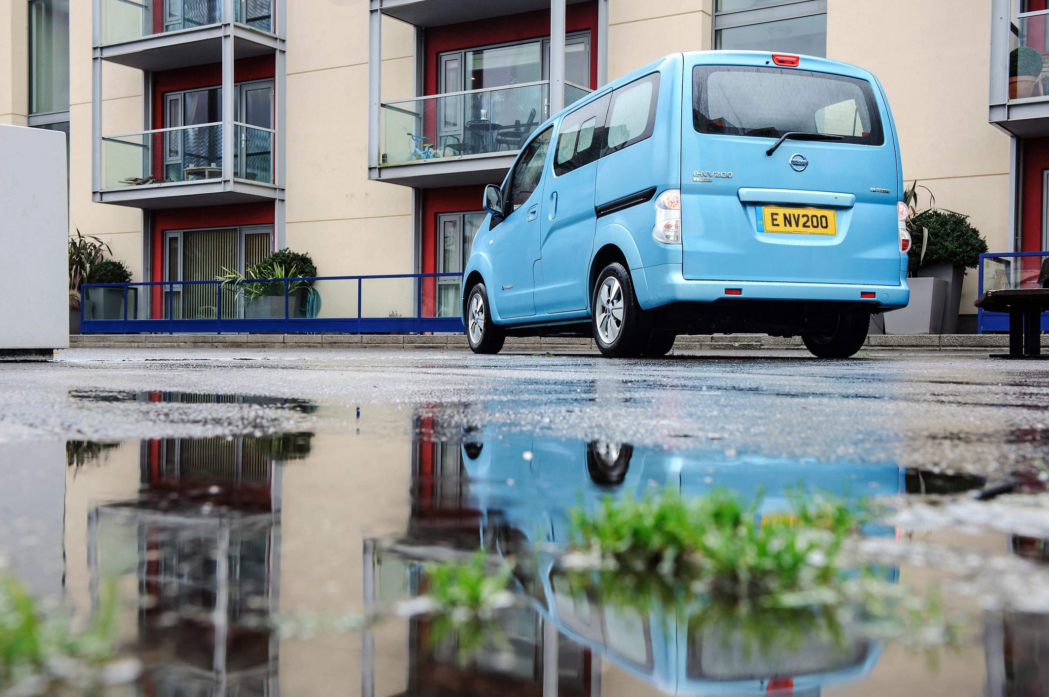 Nissan deals env200 range